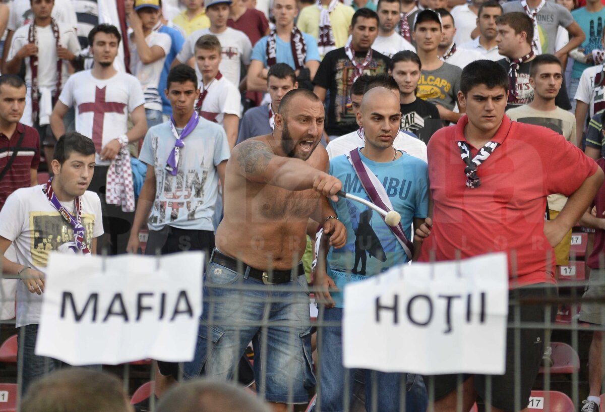 FOTO Fanii Rapidului au contestat barajul şi au provocat incidente! Ce bannere au afişat