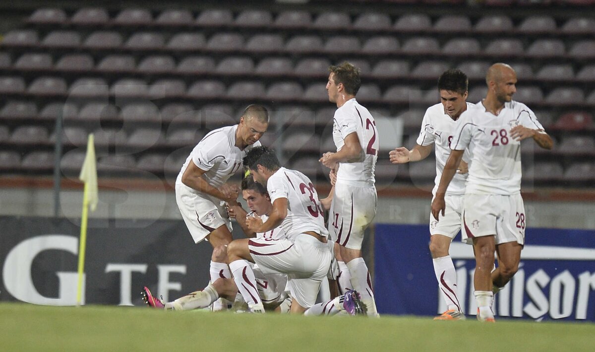 FOTO Explozie de bucurie rapidistă » Giuleştenii au sărbătorit alături de suporteri supravieţuirea în Liga 1