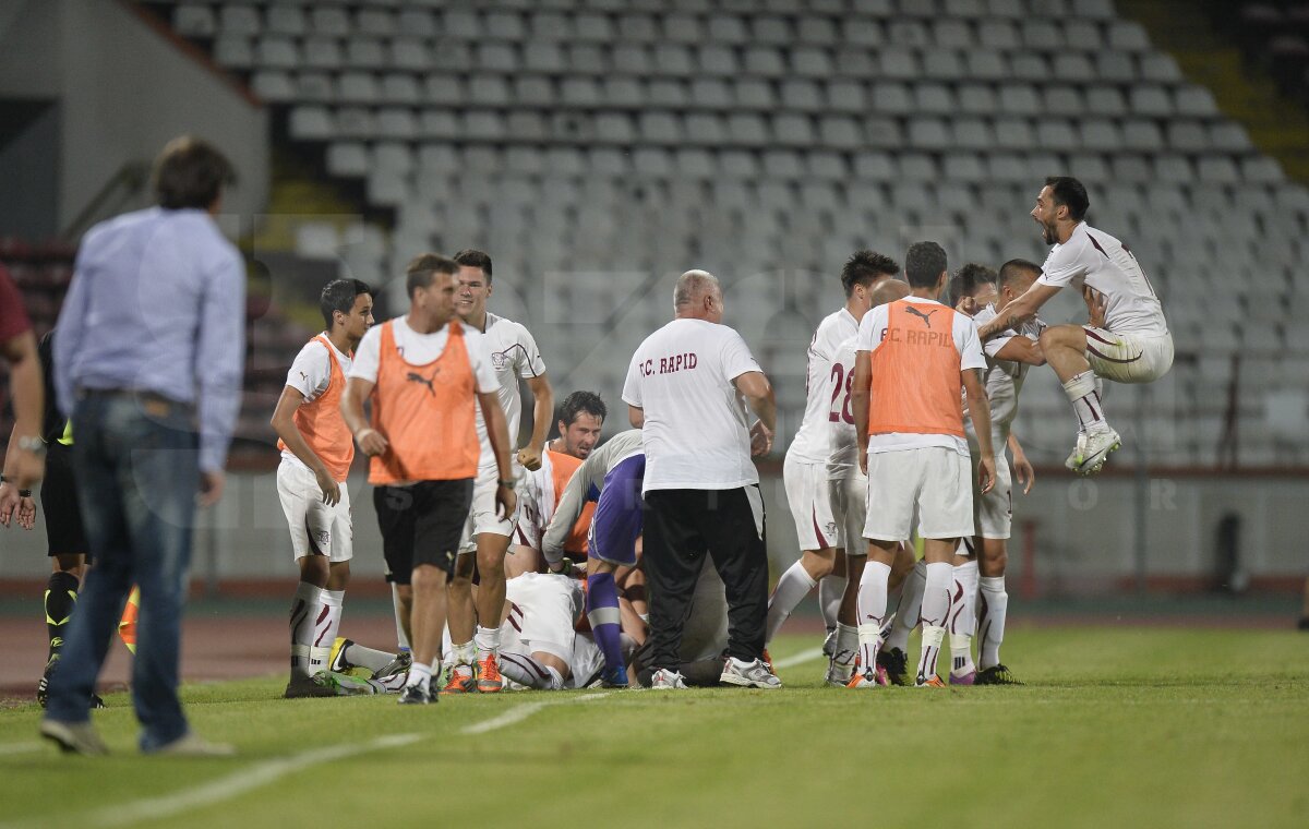 FOTO Explozie de bucurie rapidistă » Giuleştenii au sărbătorit alături de suporteri supravieţuirea în Liga 1