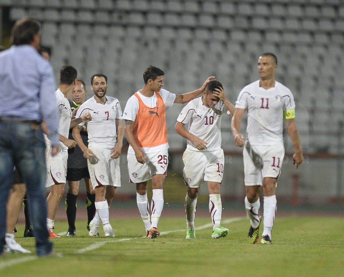 FOTO Explozie de bucurie rapidistă » Giuleştenii au sărbătorit alături de suporteri supravieţuirea în Liga 1