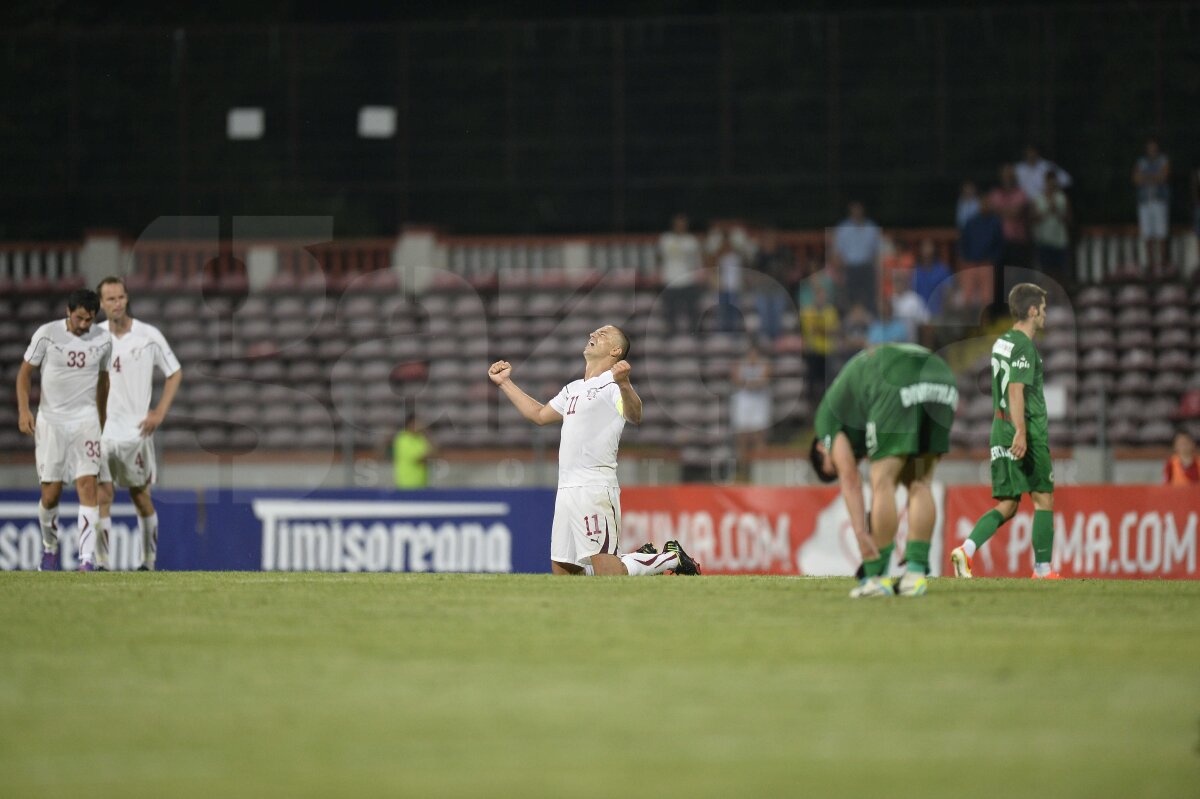 FOTO Explozie de bucurie rapidistă » Giuleştenii au sărbătorit alături de suporteri supravieţuirea în Liga 1