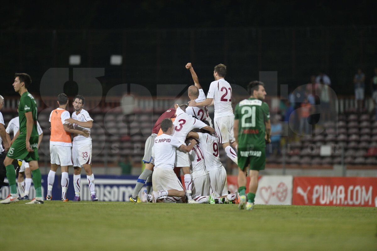 FOTO Explozie de bucurie rapidistă » Giuleştenii au sărbătorit alături de suporteri supravieţuirea în Liga 1