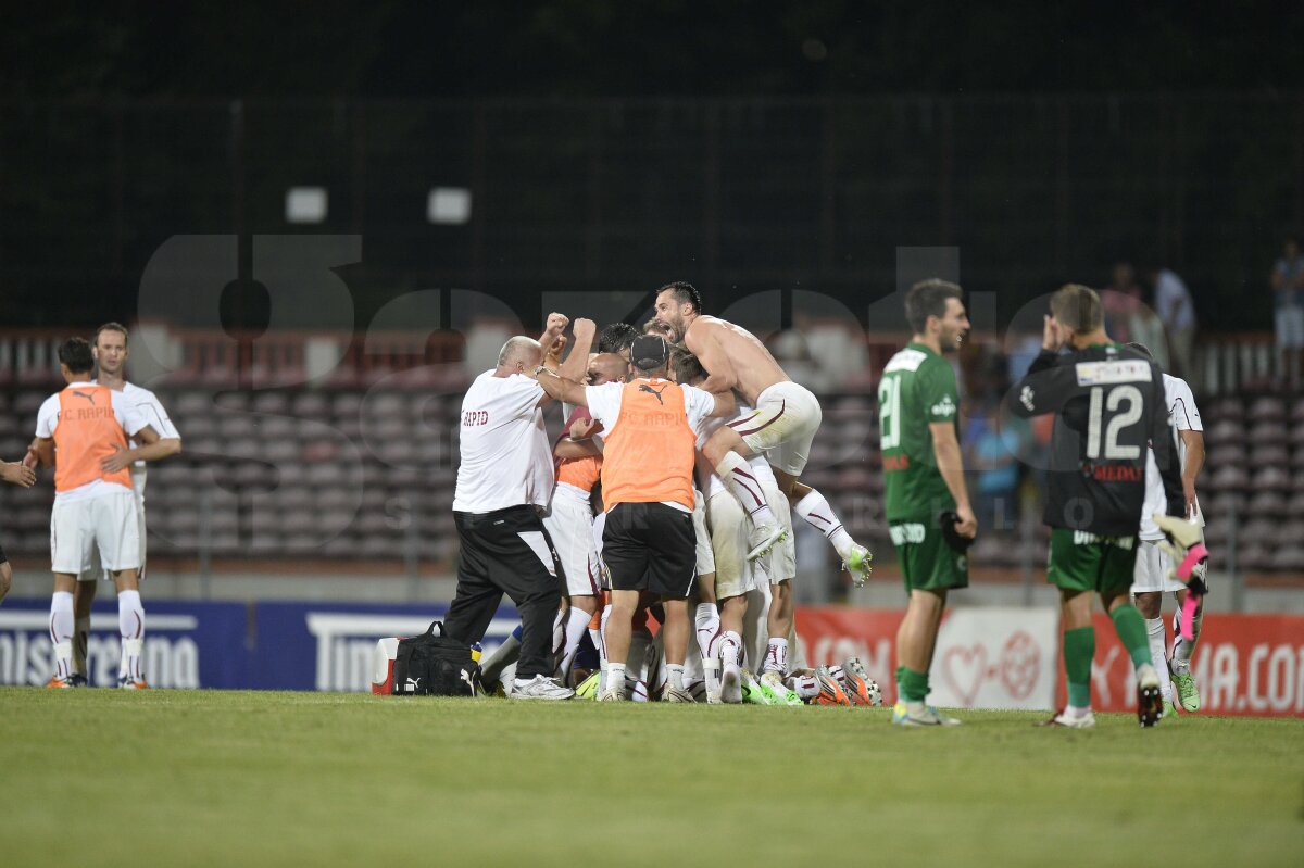 FOTO Explozie de bucurie rapidistă » Giuleştenii au sărbătorit alături de suporteri supravieţuirea în Liga 1