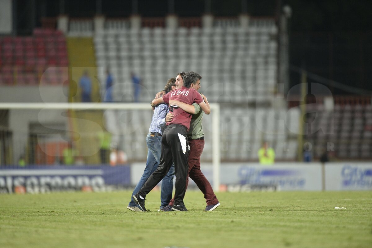 FOTO Explozie de bucurie rapidistă » Giuleştenii au sărbătorit alături de suporteri supravieţuirea în Liga 1