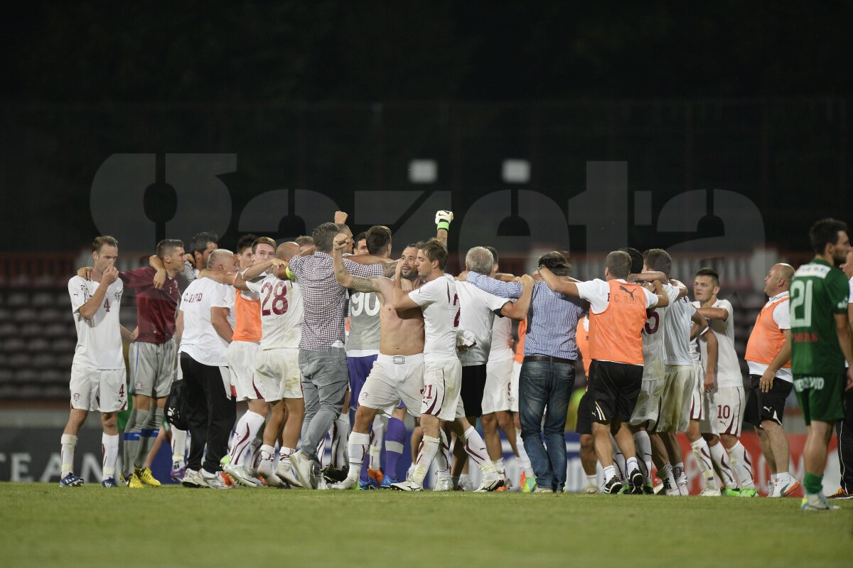 FOTO Explozie de bucurie rapidistă » Giuleştenii au sărbătorit alături de suporteri supravieţuirea în Liga 1