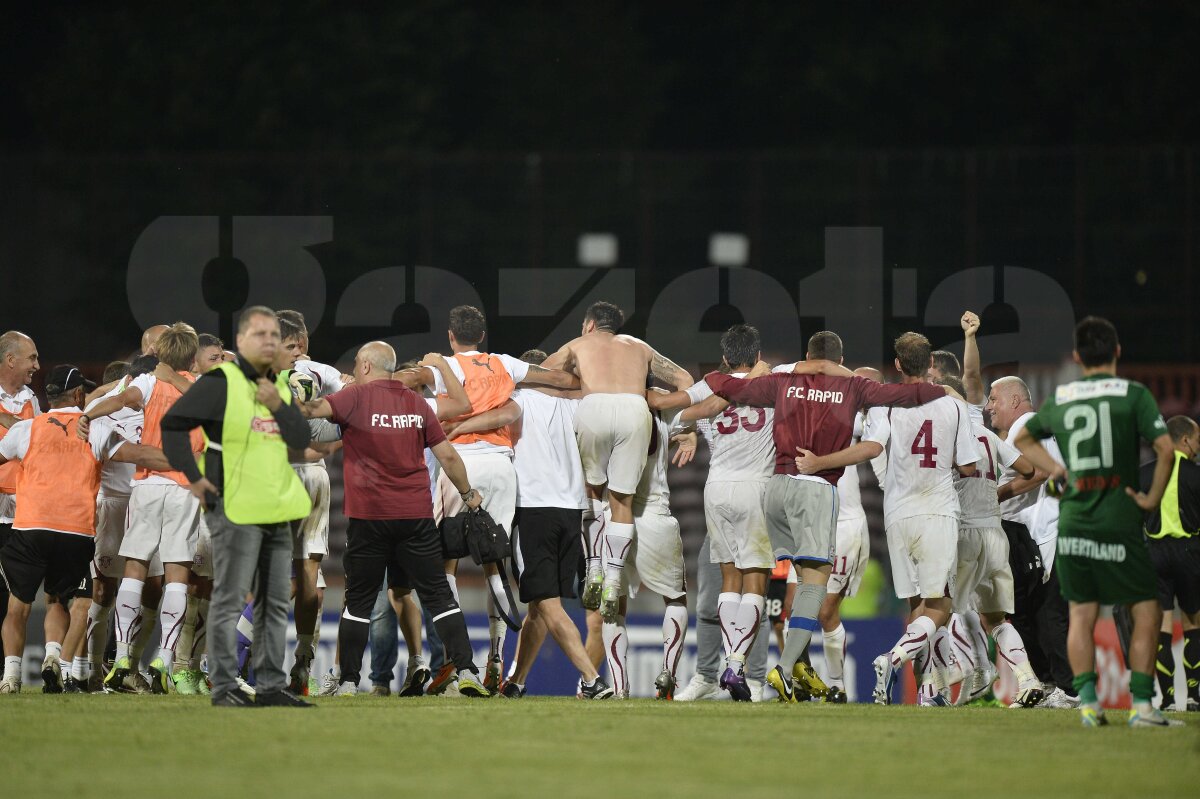 FOTO Explozie de bucurie rapidistă » Giuleştenii au sărbătorit alături de suporteri supravieţuirea în Liga 1