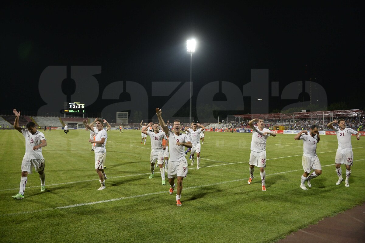 FOTO Explozie de bucurie rapidistă » Giuleştenii au sărbătorit alături de suporteri supravieţuirea în Liga 1