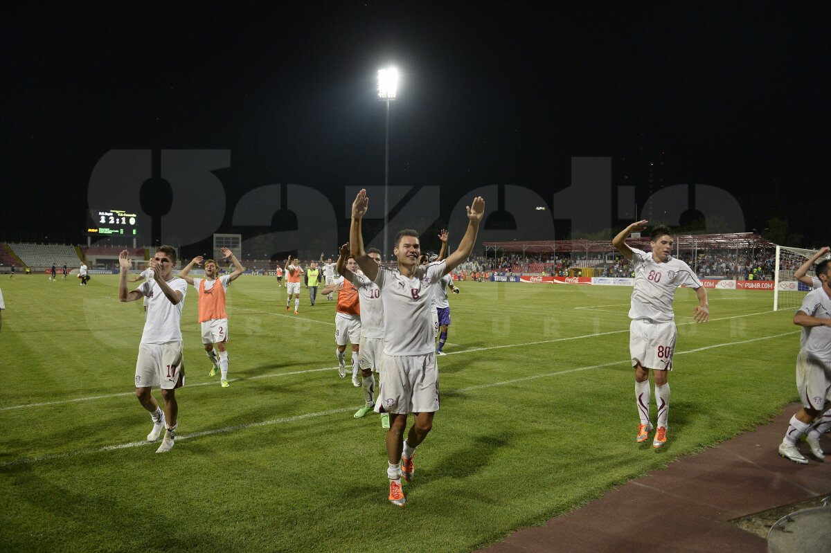 FOTO Explozie de bucurie rapidistă » Giuleştenii au sărbătorit alături de suporteri supravieţuirea în Liga 1