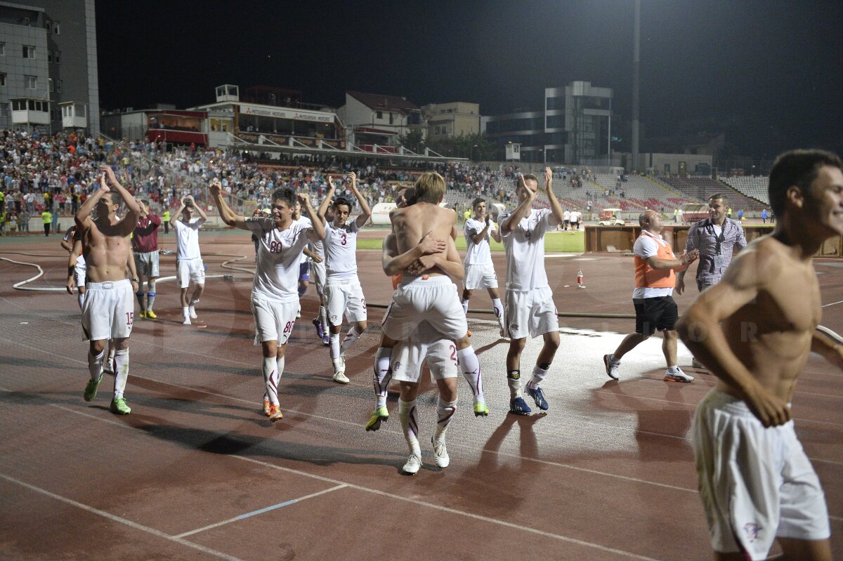 FOTO Explozie de bucurie rapidistă » Giuleştenii au sărbătorit alături de suporteri supravieţuirea în Liga 1