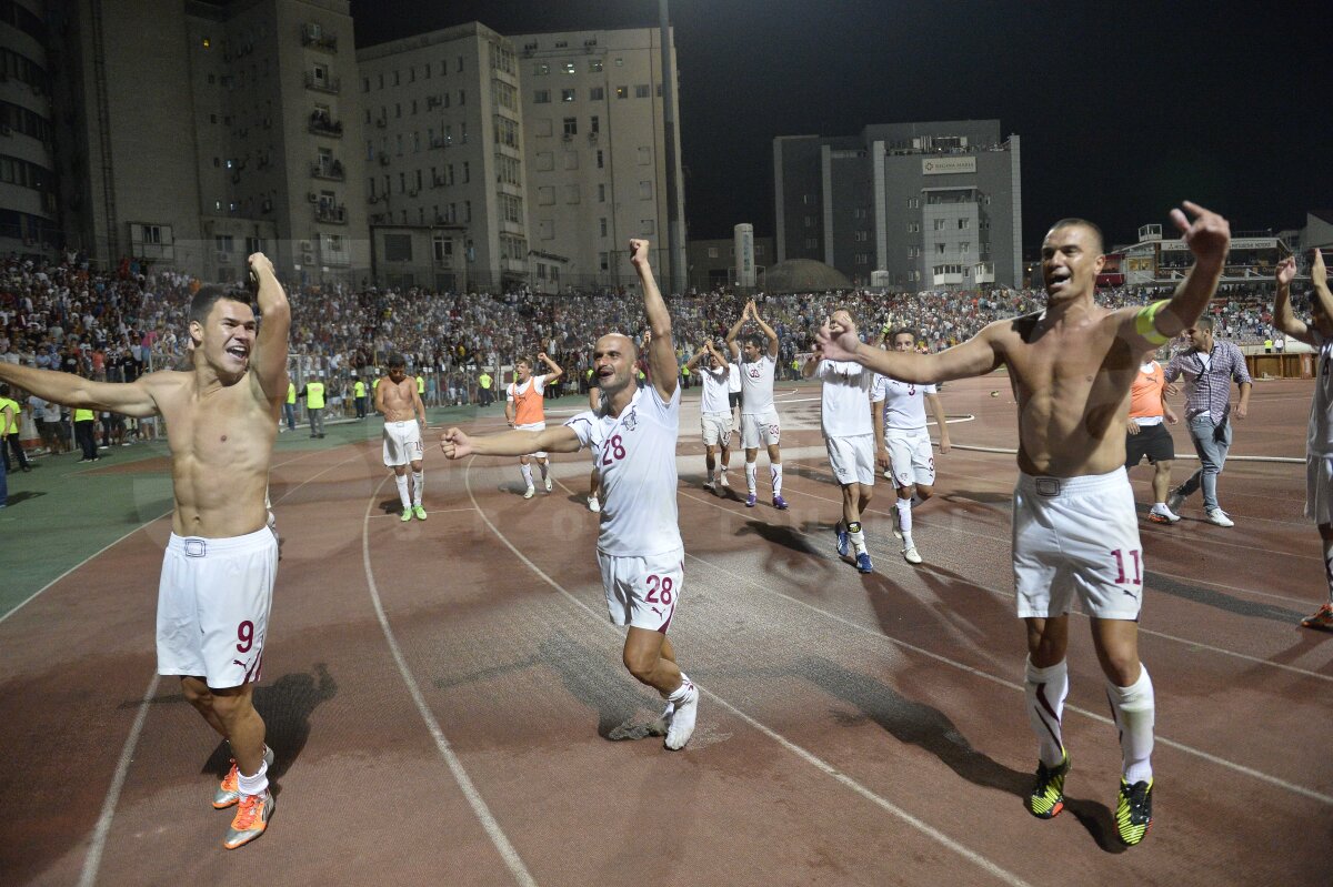 FOTO Explozie de bucurie rapidistă » Giuleştenii au sărbătorit alături de suporteri supravieţuirea în Liga 1