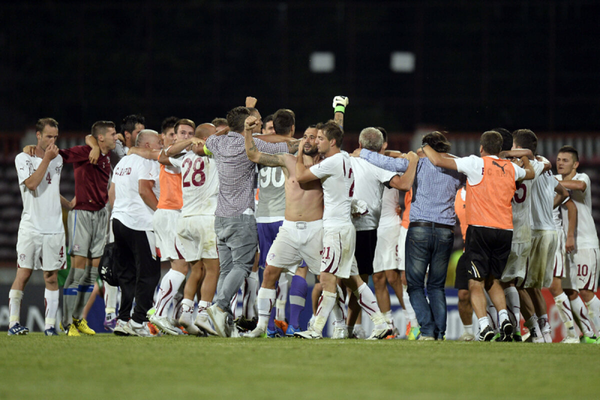 FOTO Sărbătoare pe teren şi în vestiarul Rapidului după 2-1 cu Chiajna: ”Să vină banii şi berea!”