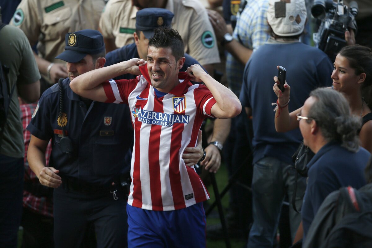 FOTO&VIDEO Nebunie la Madrid » Sute de fani ai lui Atletico au invadat terenul la prezentarea lui Villa