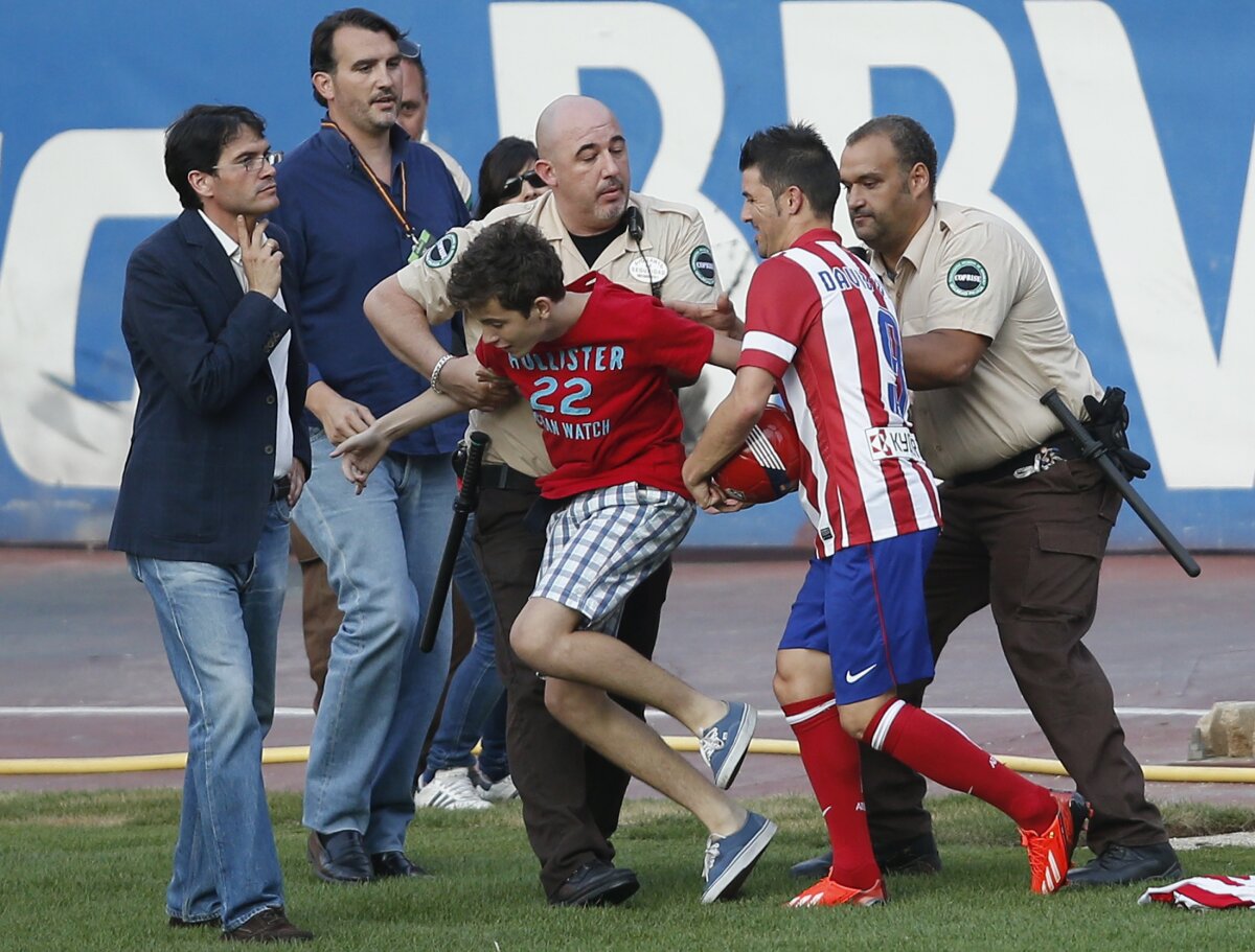 FOTO&VIDEO Nebunie la Madrid » Sute de fani ai lui Atletico au invadat terenul la prezentarea lui Villa