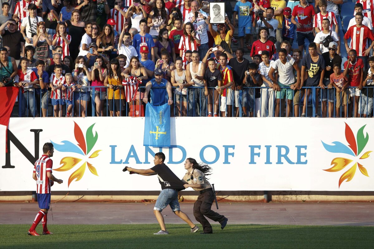 FOTO&VIDEO Nebunie la Madrid » Sute de fani ai lui Atletico au invadat terenul la prezentarea lui Villa