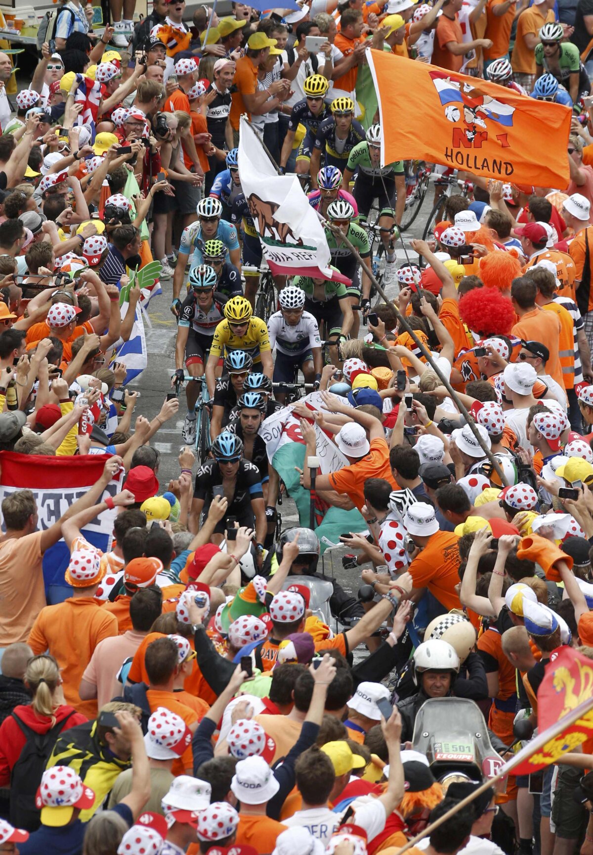 Ştrumfi, îngeri, canguri, Obelix, Elvis etc » O galerie foto incredibilă cu sutele de mii de fani dintr-o etapă legendară de Turul Franţei