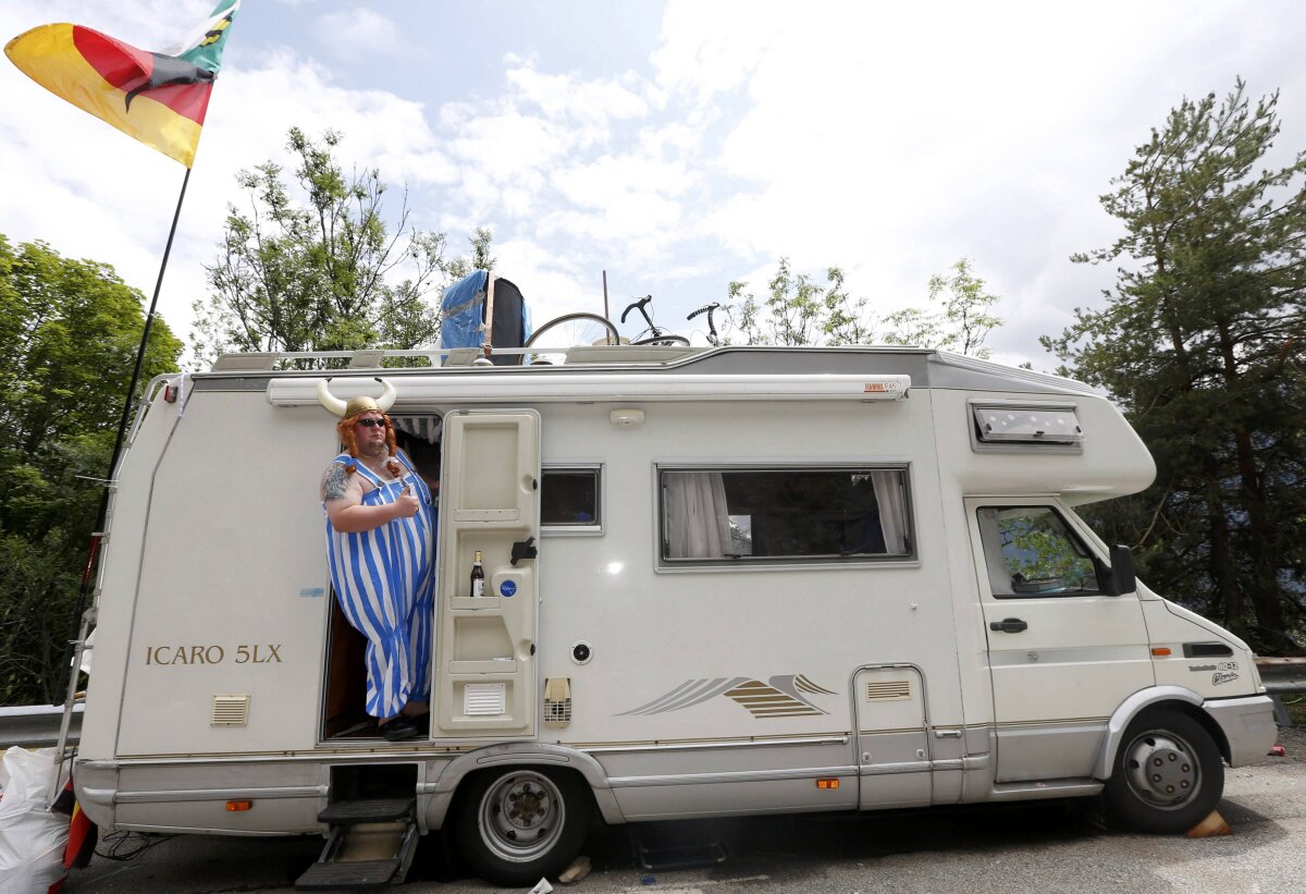 Ştrumfi, îngeri, canguri, Obelix, Elvis etc » O galerie foto incredibilă cu sutele de mii de fani dintr-o etapă legendară de Turul Franţei