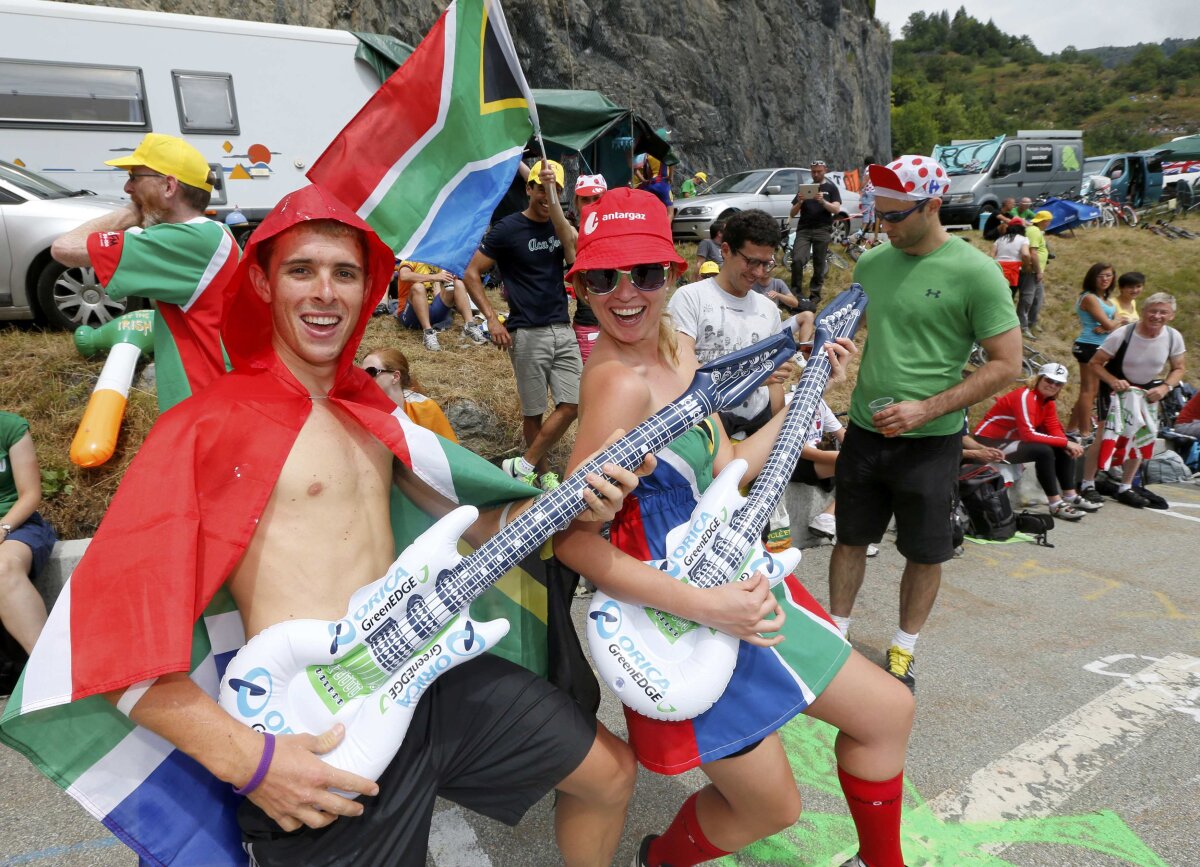 Ştrumfi, îngeri, canguri, Obelix, Elvis etc » O galerie foto incredibilă cu sutele de mii de fani dintr-o etapă legendară de Turul Franţei