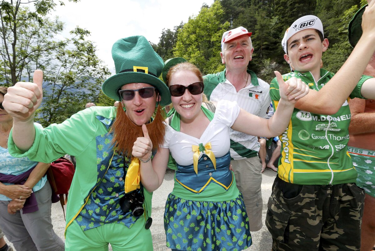 Ştrumfi, îngeri, canguri, Obelix, Elvis etc » O galerie foto incredibilă cu sutele de mii de fani dintr-o etapă legendară de Turul Franţei