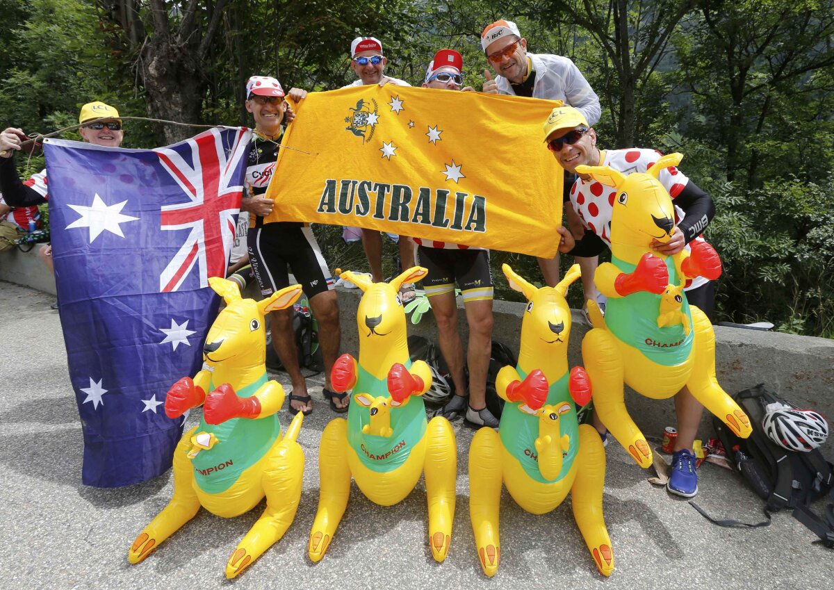 Ştrumfi, îngeri, canguri, Obelix, Elvis etc » O galerie foto incredibilă cu sutele de mii de fani dintr-o etapă legendară de Turul Franţei