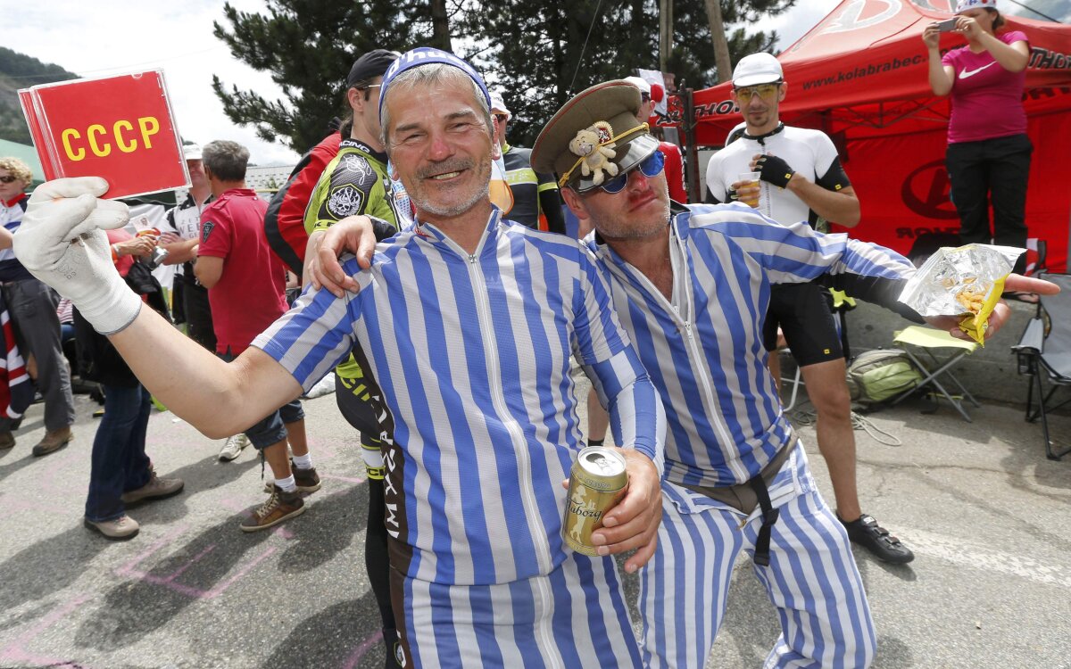 Ştrumfi, îngeri, canguri, Obelix, Elvis etc » O galerie foto incredibilă cu sutele de mii de fani dintr-o etapă legendară de Turul Franţei