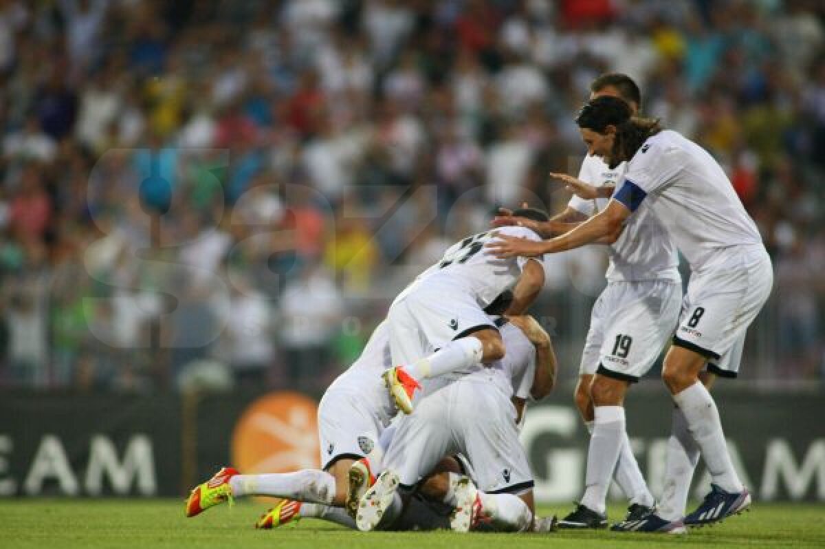 VIDEO+FOTO SMURD-ul n-a funcţionat » ACS Poli a învins Dinamo cu 2-0!