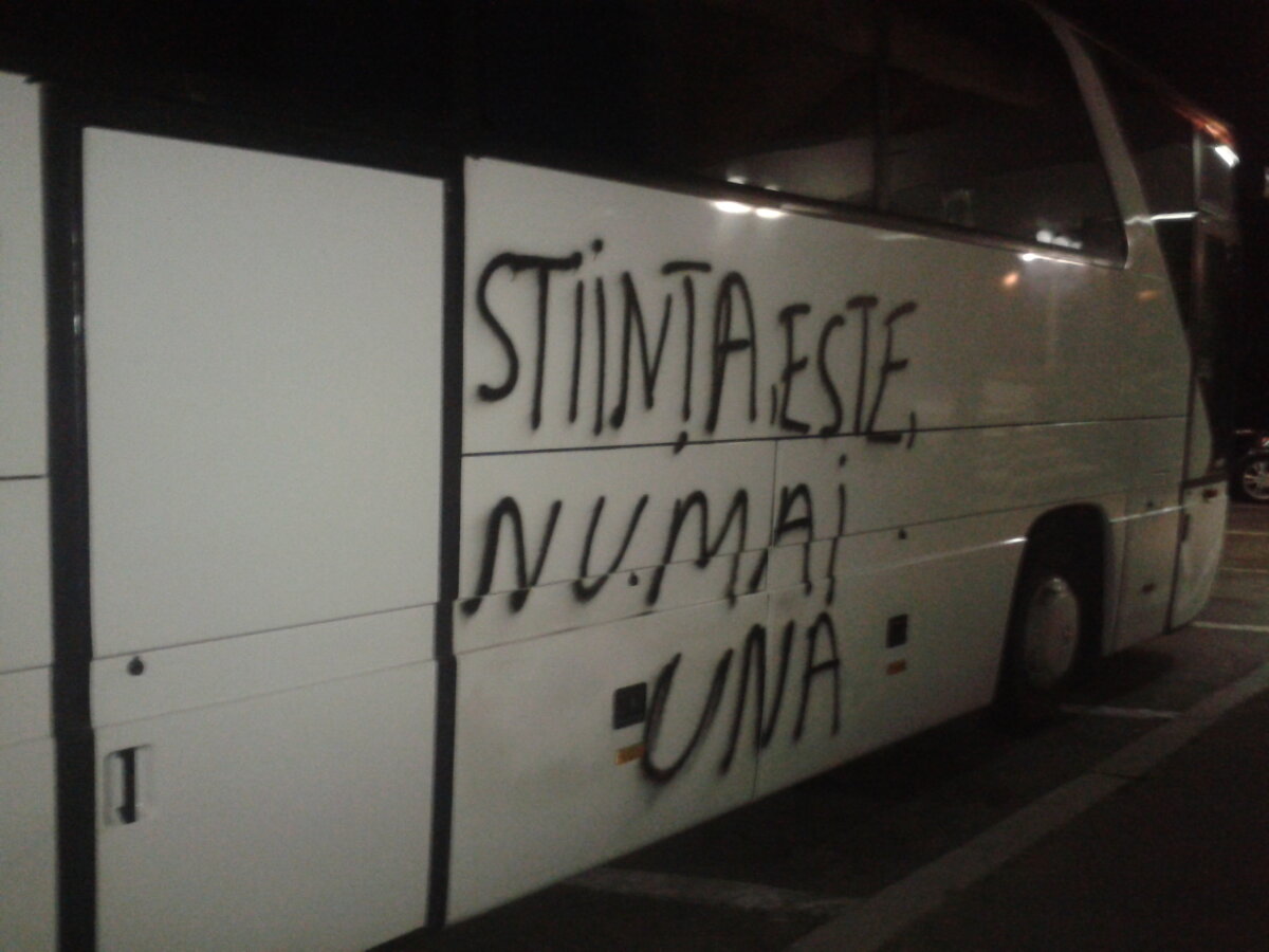 UPDATE Suporterii Craiovei împotriva echipei Olguţei » Au vandalizat autocarul echipei! Reacţia lui Mititelu