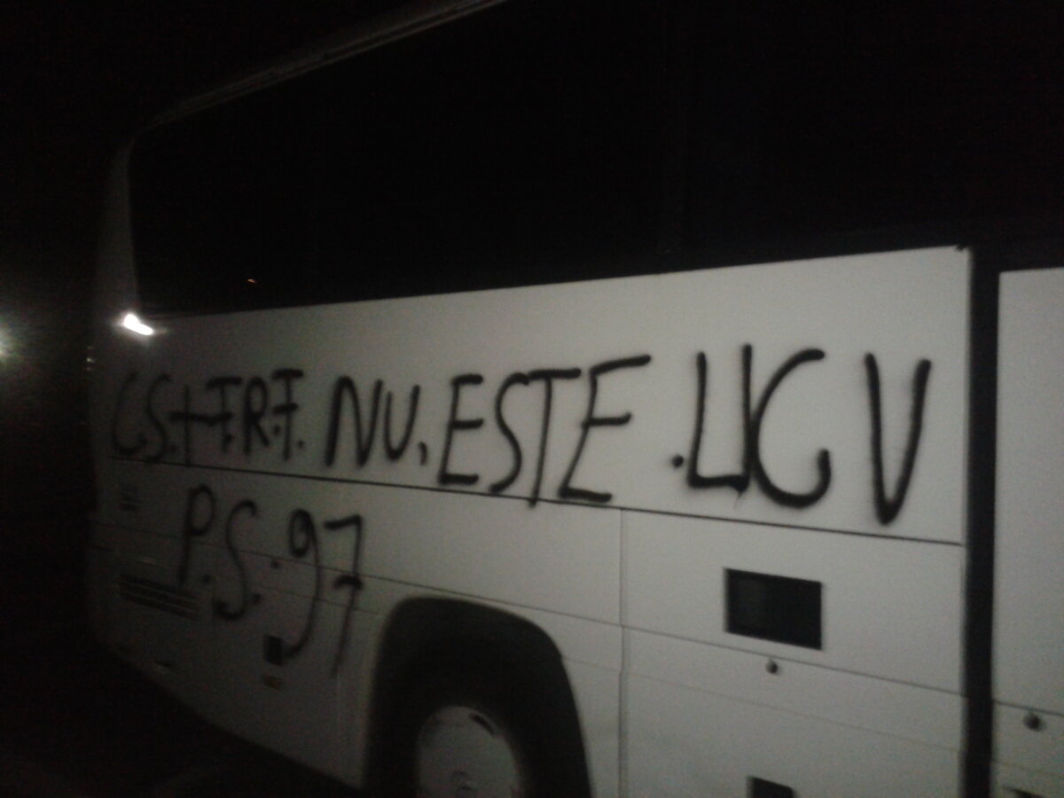 UPDATE Suporterii Craiovei împotriva echipei Olguţei » Au vandalizat autocarul echipei! Reacţia lui Mititelu
