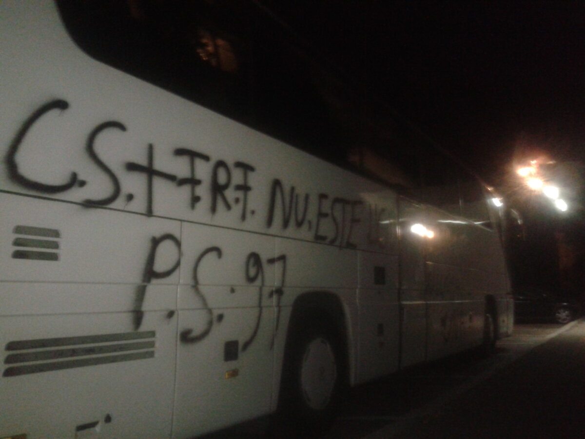 UPDATE Suporterii Craiovei împotriva echipei Olguţei » Au vandalizat autocarul echipei! Reacţia lui Mititelu