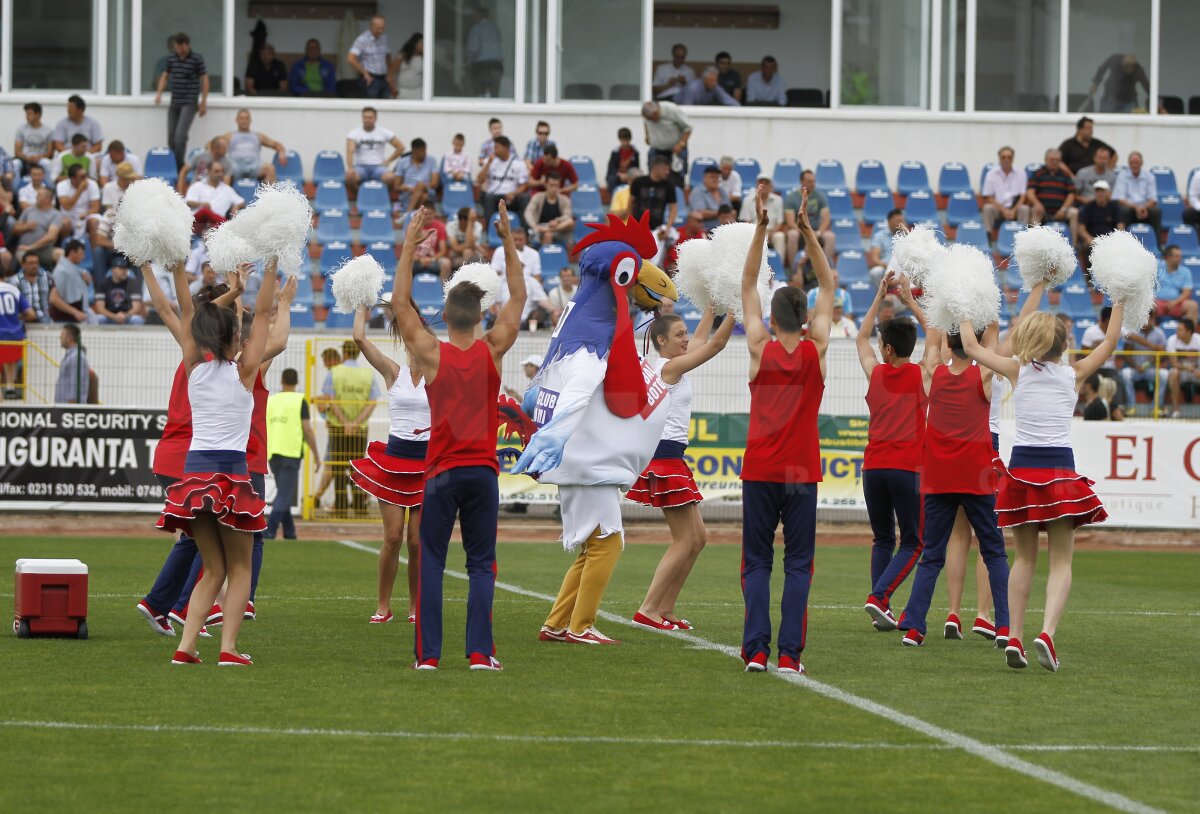 FOTO Entuziasm fără margini la Botoşani » Stadionul, plin cu o oră înainte de meci! Echipa şi-a prezentat şi mascota :)