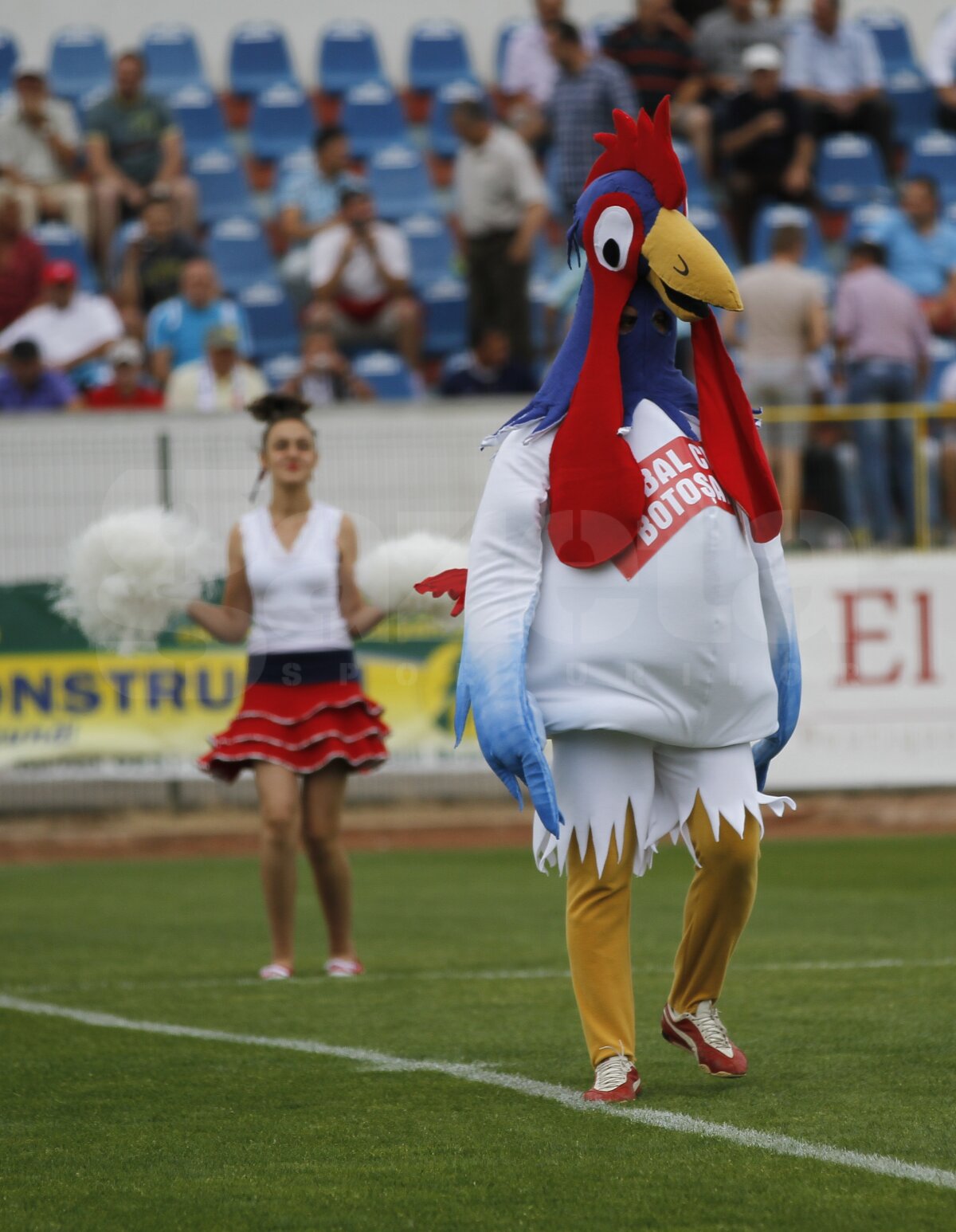 FOTO Entuziasm fără margini la Botoşani » Stadionul, plin cu o oră înainte de meci! Echipa şi-a prezentat şi mascota :)