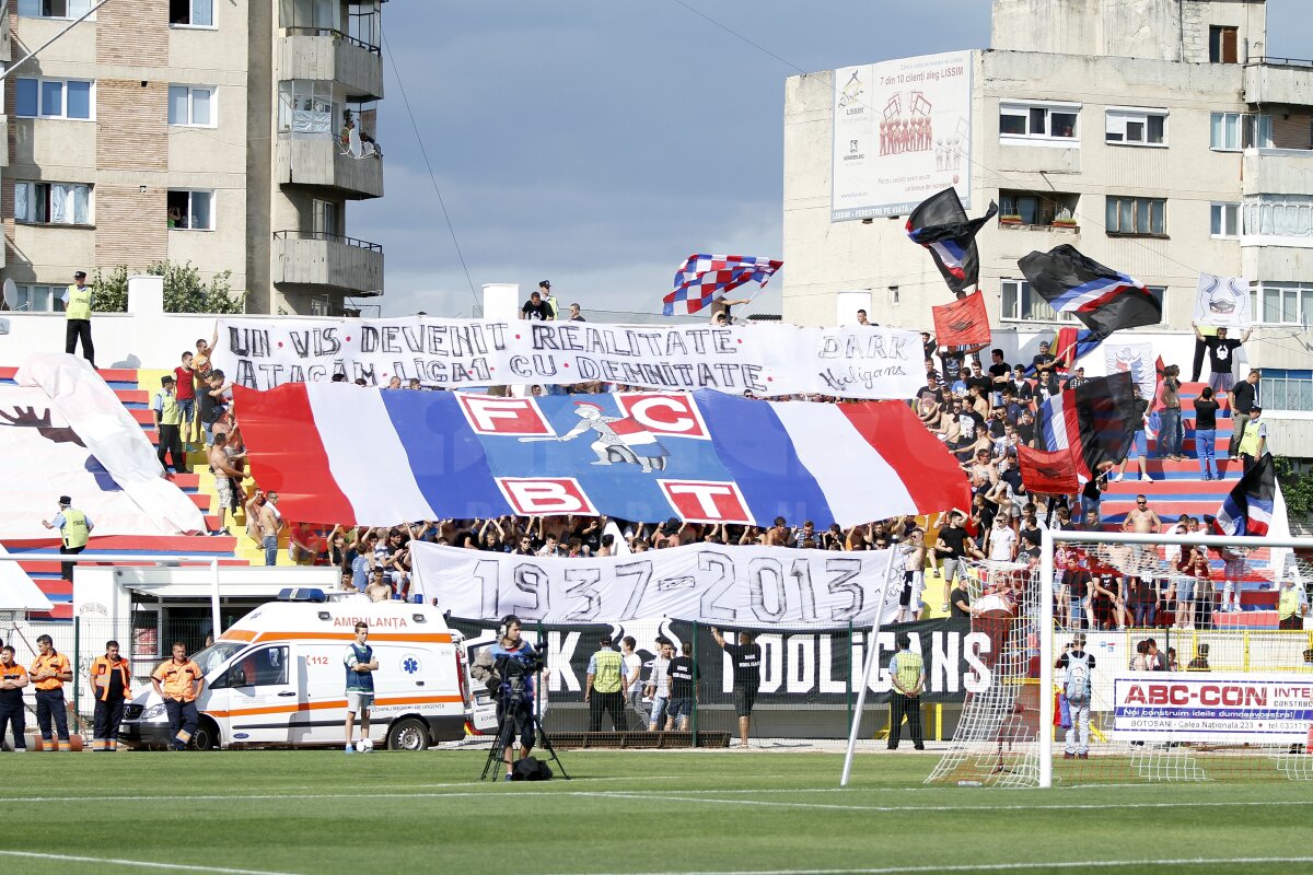 FOTO Entuziasm fără margini la Botoşani » Stadionul, plin cu o oră înainte de meci! Echipa şi-a prezentat şi mascota :)