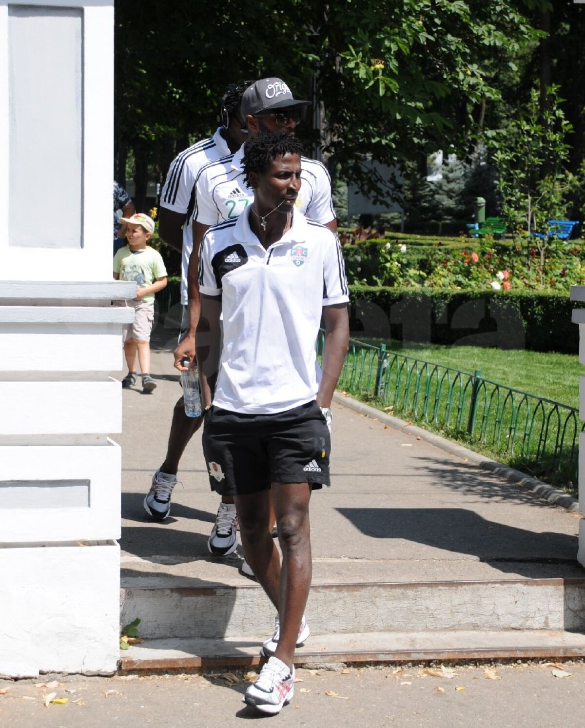 FOTO Vaslui şi Rapid s-au evitat înainte de meci: unii în parc, alţii la mall » Doar 5 fani la şedinţa de autografe a giuleştenilor!