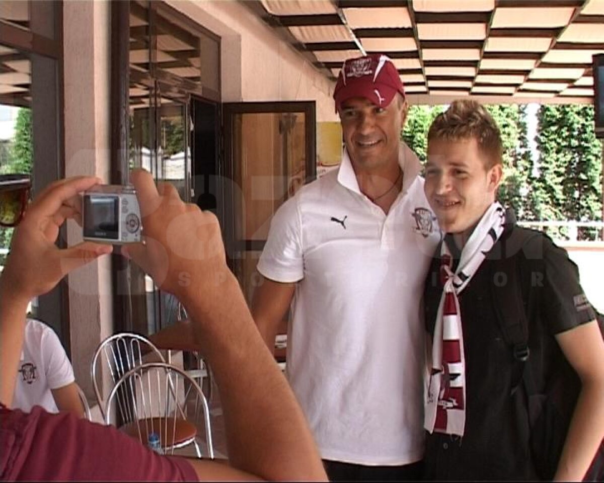 FOTO Vaslui şi Rapid s-au evitat înainte de meci: unii în parc, alţii la mall » Doar 5 fani la şedinţa de autografe a giuleştenilor!