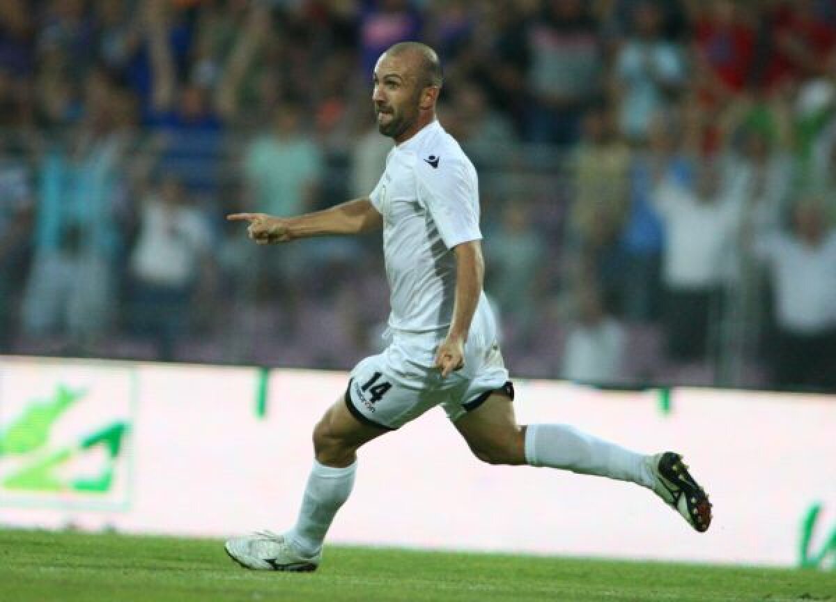 VIDEO+FOTO CFR Cluj a remizat cu ACS Poli, 2-2, într-un meci pe care l-a terminat în opt jucători!