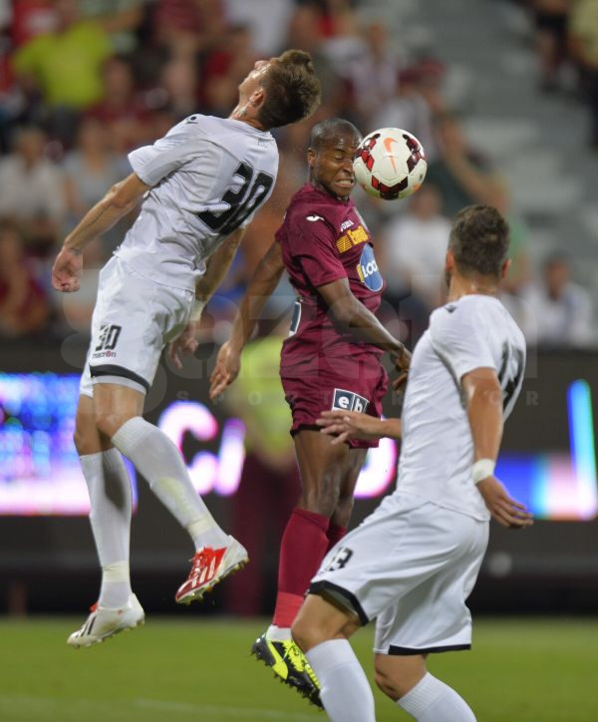 VIDEO+FOTO CFR Cluj a remizat cu ACS Poli, 2-2, într-un meci pe care l-a terminat în opt jucători!
