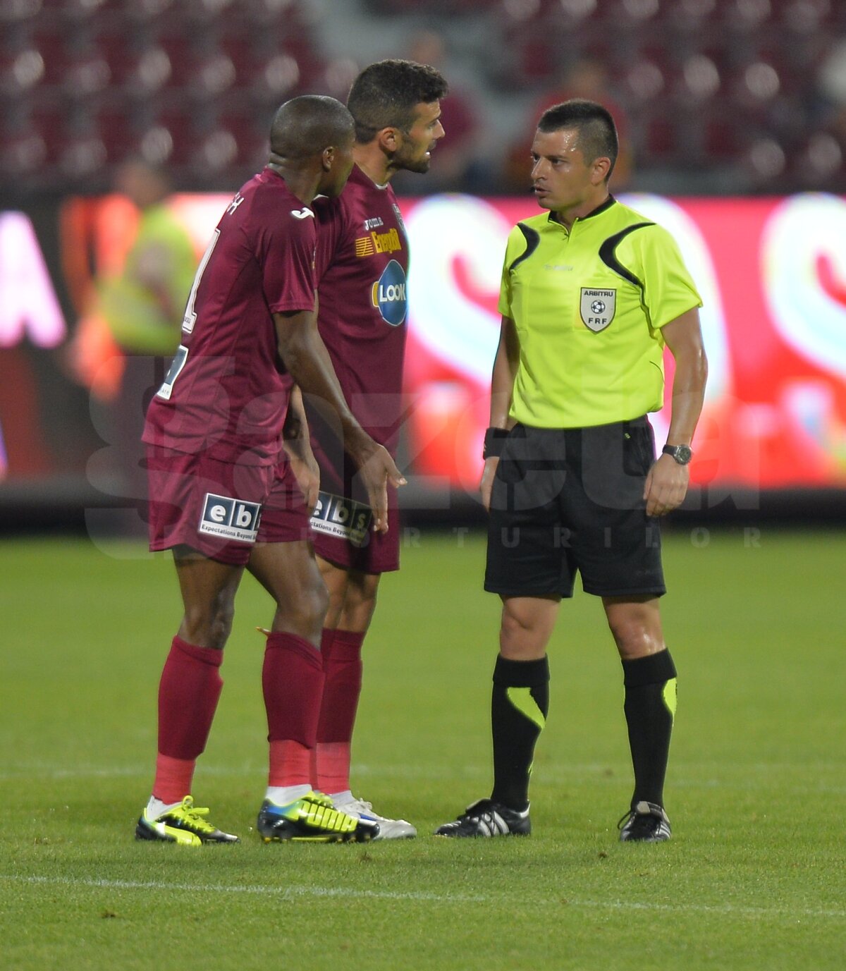 VIDEO+FOTO CFR Cluj a remizat cu ACS Poli, 2-2, într-un meci pe care l-a terminat în opt jucători!