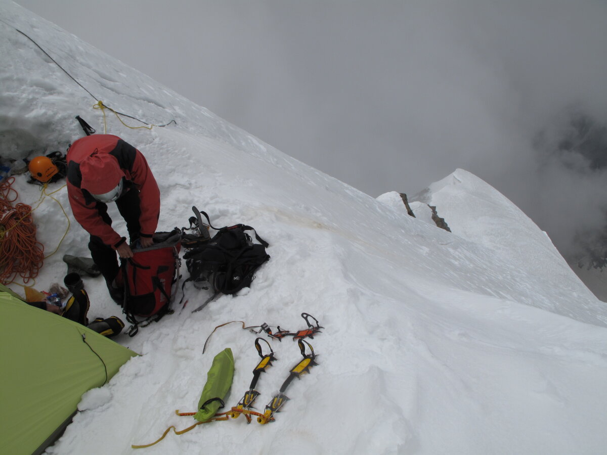 FOTO Momente de groază şi fotografii cu alpiniştii români care au răpus Muntele Ucigaş: "Cîteva secunde şi mă mătura avalanşa!"