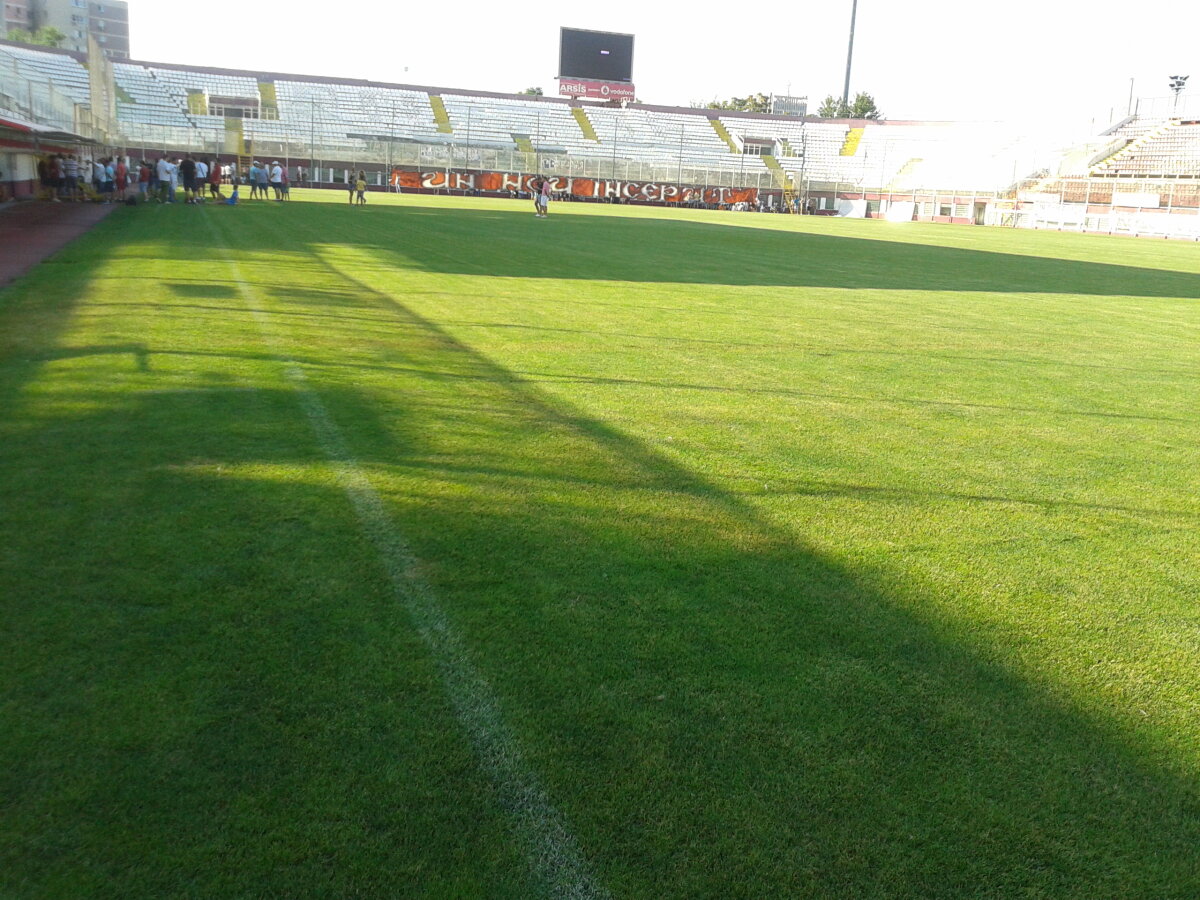 FOTO&VIDEO Fanii rapidişti au făcut spectacol în Giuleşti alături de o parte a jucătorilor