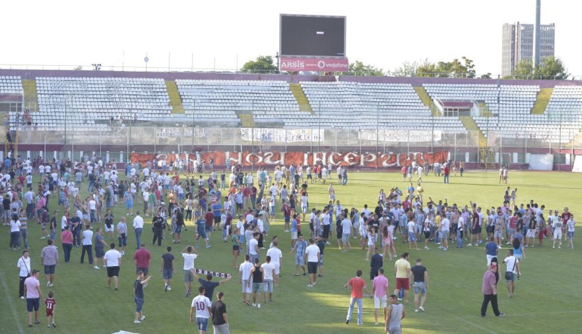 FOTO&VIDEO Fanii rapidişti au făcut spectacol în Giuleşti alături de o parte a jucătorilor