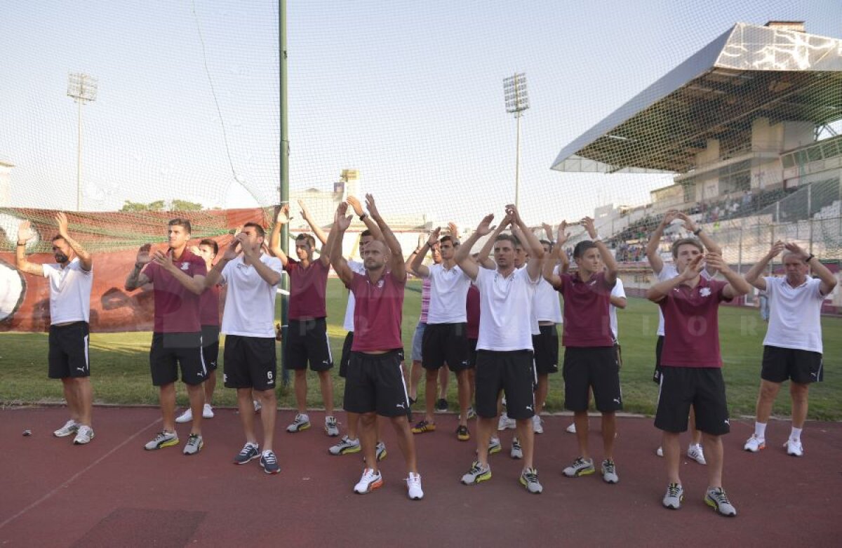 FOTO&VIDEO Fanii rapidişti au făcut spectacol în Giuleşti alături de o parte a jucătorilor