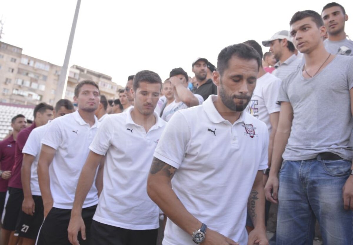 FOTO&VIDEO Fanii rapidişti au făcut spectacol în Giuleşti alături de o parte a jucătorilor