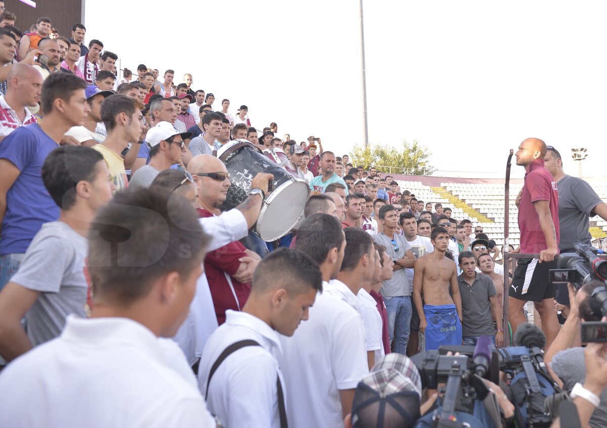 FOTO&VIDEO Fanii rapidişti au făcut spectacol în Giuleşti alături de o parte a jucătorilor