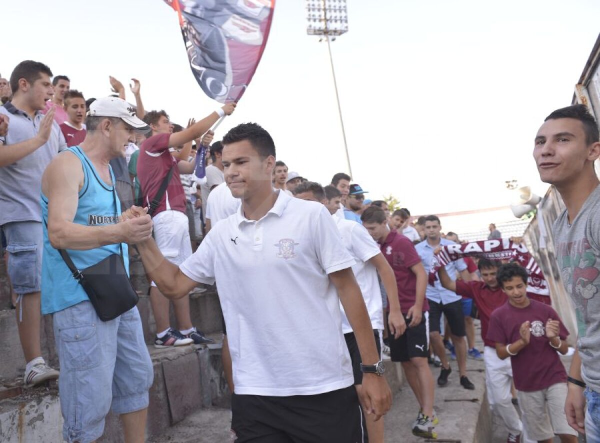 FOTO&VIDEO Fanii rapidişti au făcut spectacol în Giuleşti alături de o parte a jucătorilor