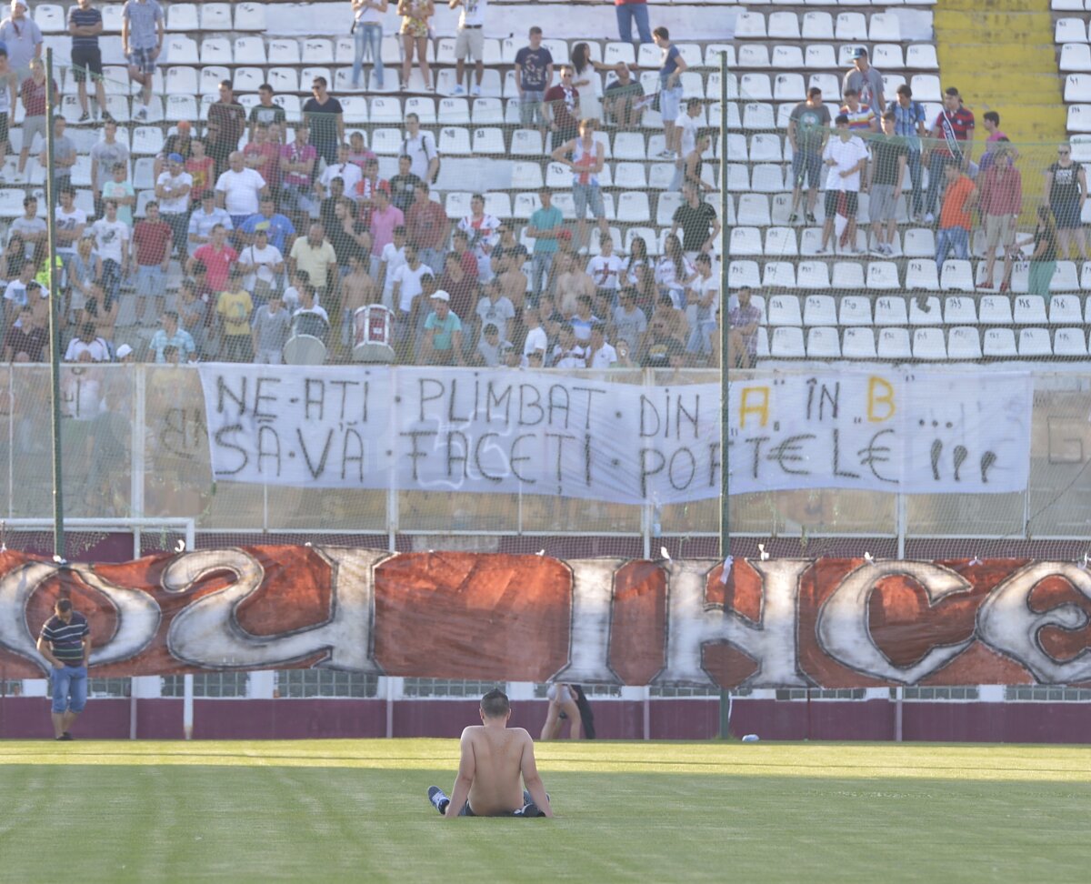 FOTO&VIDEO Fanii rapidişti au făcut spectacol în Giuleşti alături de o parte a jucătorilor