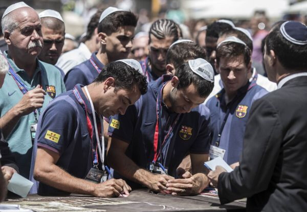 Dorinţe la Zidul Plîngerii » Messi şi Barcelona au făcut Turul Păcii. O călătorie-blitz în Israel şi Palestina