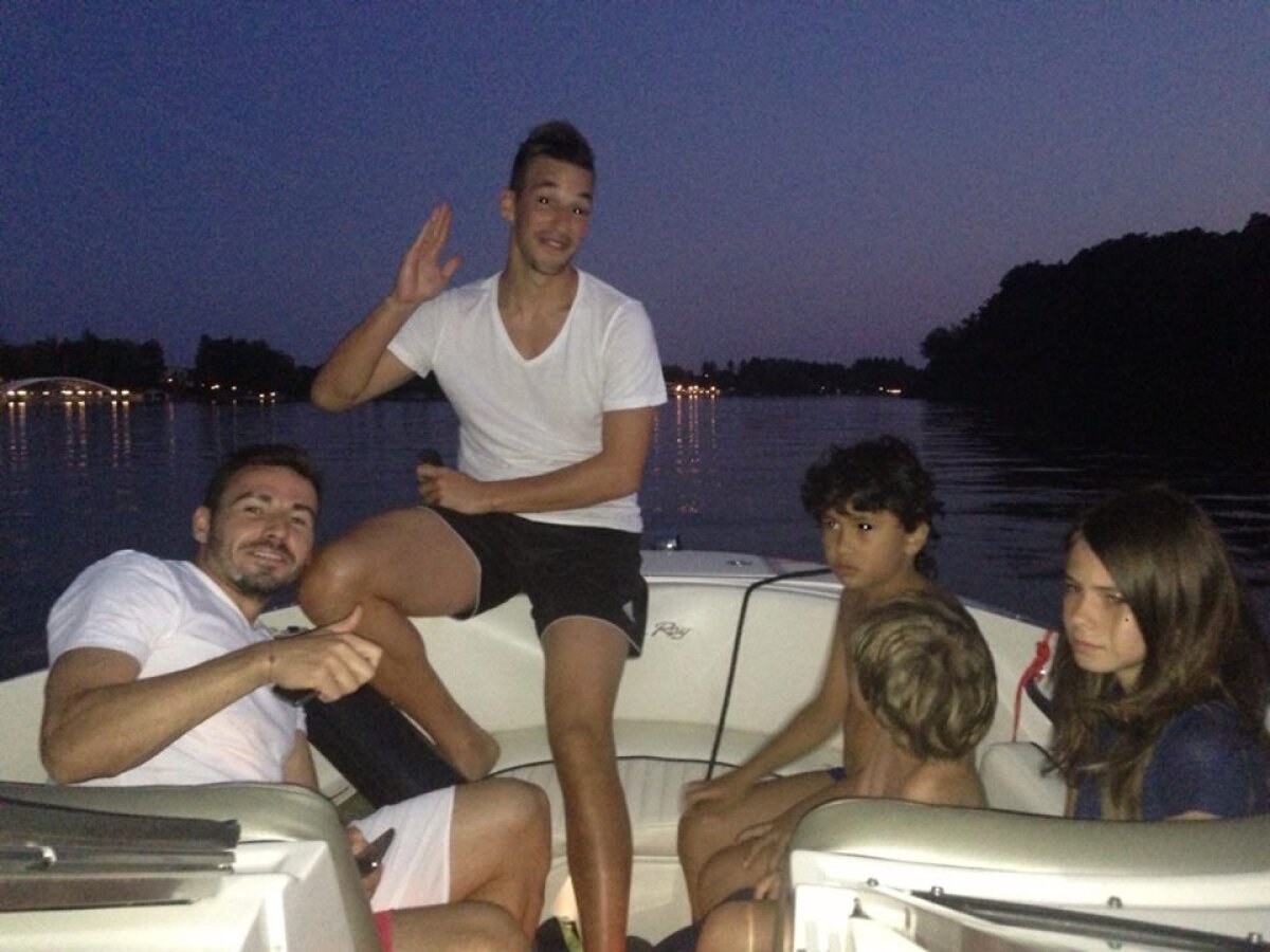 FOTO La ora la care ar fi trebuit să joace cu Rapid, Reghe i-a plimbat pe jucătorii Stelei cu barca pe Snagov