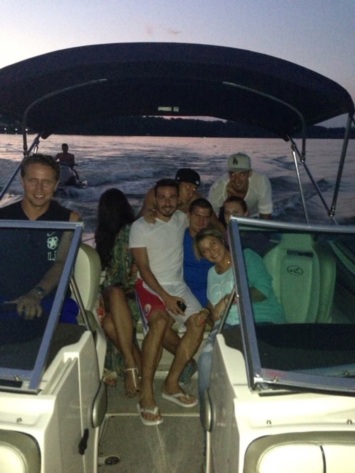 FOTO La ora la care ar fi trebuit să joace cu Rapid, Reghe i-a plimbat pe jucătorii Stelei cu barca pe Snagov