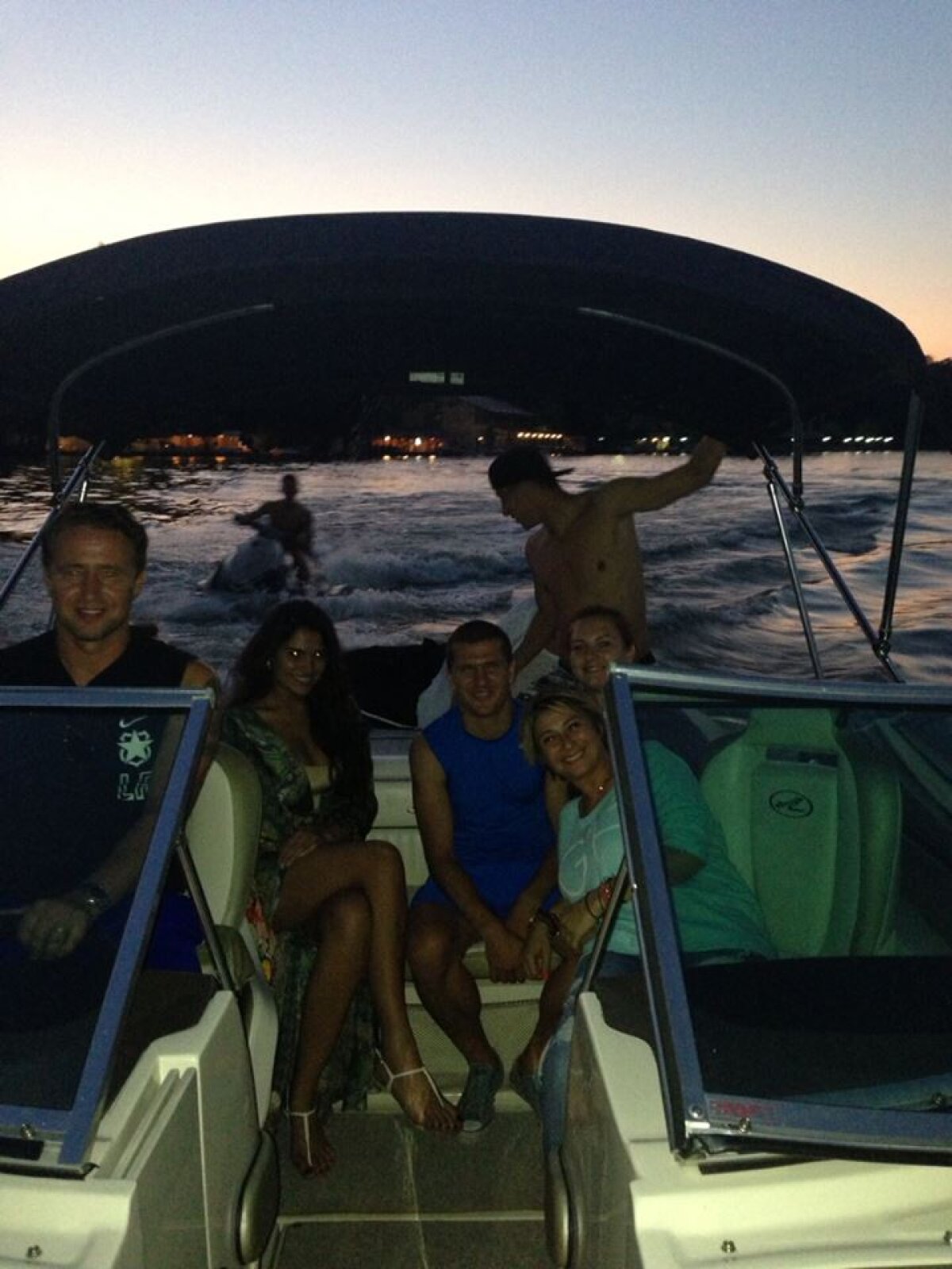 FOTO La ora la care ar fi trebuit să joace cu Rapid, Reghe i-a plimbat pe jucătorii Stelei cu barca pe Snagov