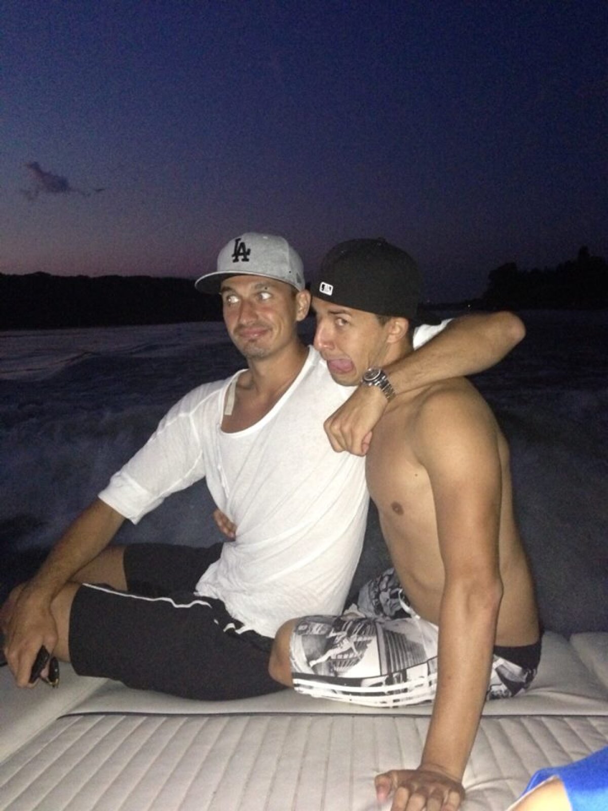 FOTO La ora la care ar fi trebuit să joace cu Rapid, Reghe i-a plimbat pe jucătorii Stelei cu barca pe Snagov