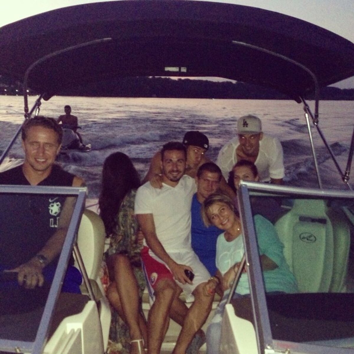 FOTO La ora la care ar fi trebuit să joace cu Rapid, Reghe i-a plimbat pe jucătorii Stelei cu barca pe Snagov